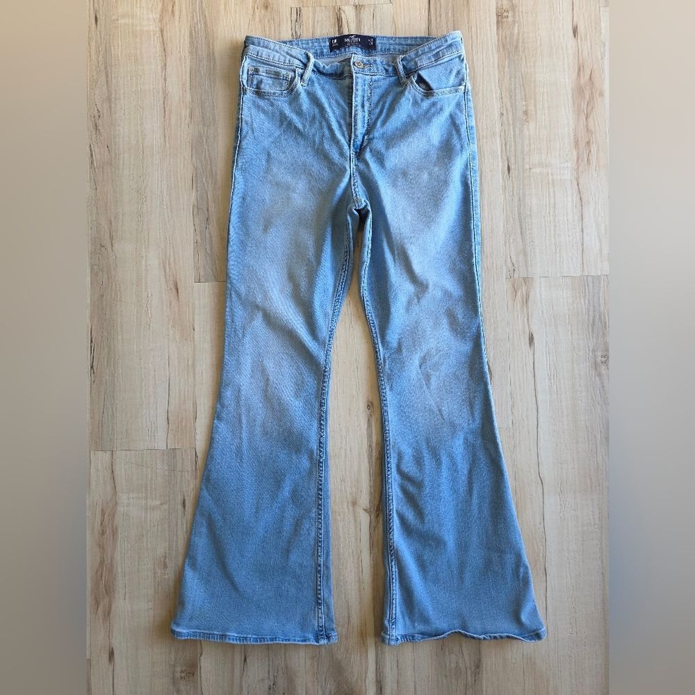 Hollister Women High Rise Flare Jeans in a light wash denim 31x31 13R